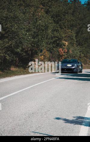 URBINO, ITALIA - 16 GIUGNO - 2022 : Ferrari su una vecchia auto da corsa nel rally Mille miglia 2022 la famosa corsa storica italiana Foto Stock