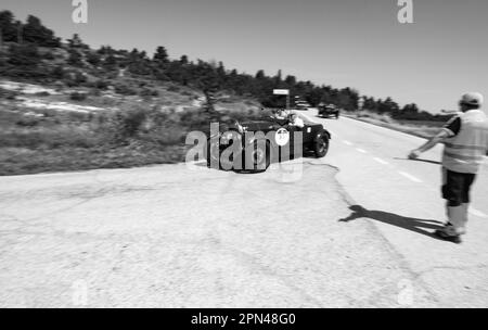 URBINO, ITALIA - 16 GIU - 2022 : LAGONDA 2 LITRI TEAM CAR 1929 su una vecchia auto da corsa nel rally Mille miglia 2022 la famosa corsa storica italiana Foto Stock