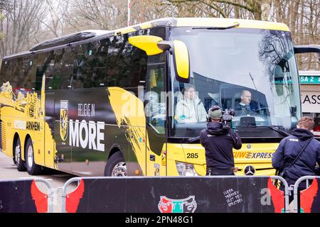 16-04-2023: Sport: NEC contro Vitesse NIJMEGEN, PAESI BASSI - 16 APRILE: Il bus dei giocatori di Vitesse arriva allo stadio durante la partita Eredivie NEC Nijm Foto Stock