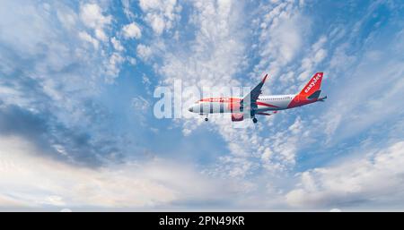 EasyJet aereo che vola in cielo con l'atterraggio giù towrards aeroporto di Edimburgo, Scozia, Regno Unito Foto Stock