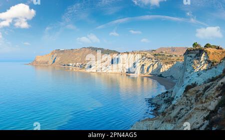 Spiaggia di sabbia sotto la famosa bianca scogliera, chiamato 'Scala dei Turchi", in Sicilia, vicino a Agrigento, Italia Foto Stock