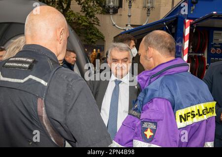 Herbert Reul beim landesweiten Katstrophenschutztag NRW unter dem motto 'Blackout' auf dem Bonner Münsterplatz. Bonn, 02.10.2021 Foto Stock