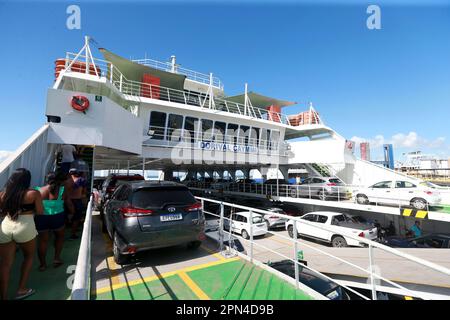 itaparica, bahia, brasile - 24 febbraio 2023: Vista del traghetto Dorival Caymmi durante la traversata attraverso Baía de Todos os Santos verso Salvad Foto Stock