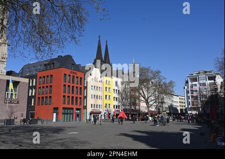 Colonia, Germania. 09th Apr, 2023. La fontana Jan von Werth con una statua del generale si trova al centro dell'Alter Markt, ai margini del centro storico di Colonia. Credit: Horst Galuschka/dpa/Alamy Live News Foto Stock