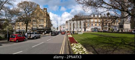 PROSPECT SQUARE, HARROGATE, REGNO UNITO - 15 APRILE 2023. Un esterno panoramico dell'architettura vittoriana di Prospect Square e Betty's Cafe and Tea Rooms Foto Stock