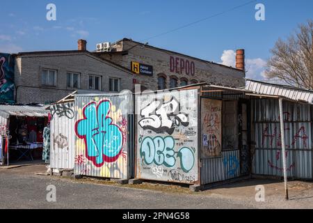 I graffiti dei venditori ambulanti hanno coperto le bancarelle di ferro ondulato a Depoo, Kalamaja, Tallinn, Estonia Foto Stock