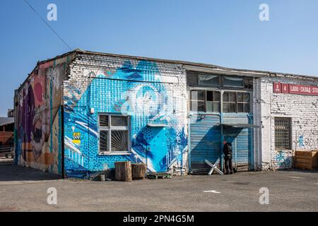 Street art. Estone Graffiti murali su vecchio muro di costruzione di magazzino a Depoo, distretto di Telliskivi di Tallinn, Estonia. Foto Stock