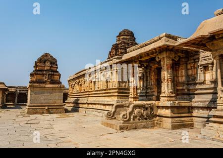Esterno del tempio di Sri Virupaksha a Hampi, Karnataka, India, Asia Foto Stock