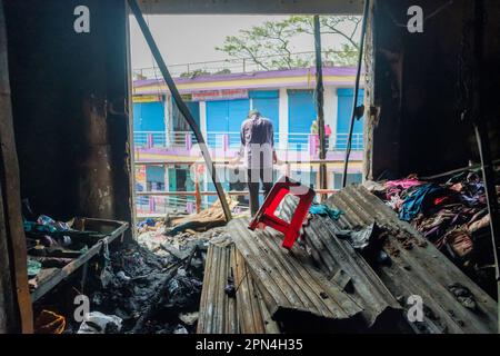 Dhaka, Dhaka, Bangladesh. 4th Apr, 2023. Un commerciante si trova in mezzo al relitto. (Credit Image: © Rizwan Hasan/Pacific Press via ZUMA Press Wire) SOLO PER USO EDITORIALE! Non per USO commerciale! Foto Stock