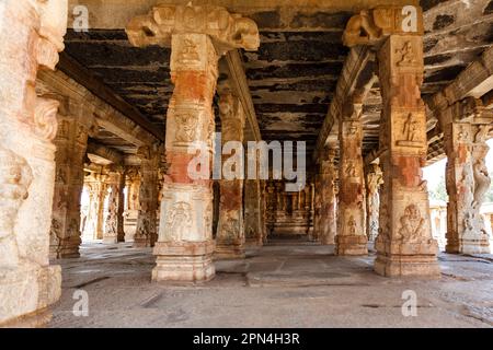Interno del tempio di Sri Virupaksha a Hampi, Karnataka, India, Asia Foto Stock