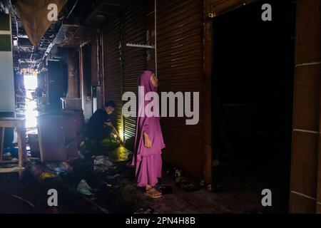 Dhaka, Dhaka, Bangladesh. 4th Apr, 2023. I commercianti controllano il loro negozio mentre provano ad asare il danno. (Credit Image: © Rizwan Hasan/Pacific Press via ZUMA Press Wire) SOLO PER USO EDITORIALE! Non per USO commerciale! Foto Stock