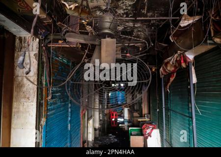 Dhaka, Dhaka, Bangladesh. 4th Apr, 2023. Ventola bruciata e parrucche all'interno del mercato. (Credit Image: © Rizwan Hasan/Pacific Press via ZUMA Press Wire) SOLO PER USO EDITORIALE! Non per USO commerciale! Foto Stock