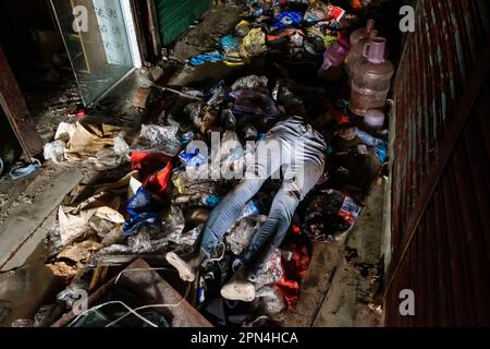 Dhaka, Dhaka, Bangladesh. 4th Apr, 2023. Una gamba di manichino è vista in mezzo al relitto. (Credit Image: © Rizwan Hasan/Pacific Press via ZUMA Press Wire) SOLO PER USO EDITORIALE! Non per USO commerciale! Foto Stock