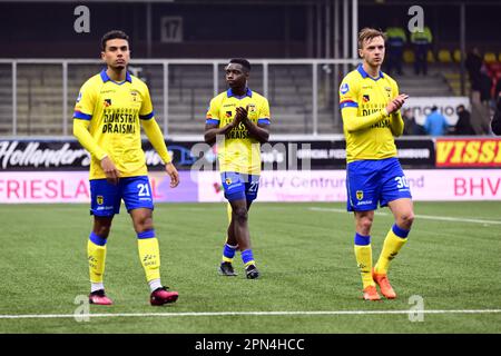 LEEUWARDEN - (lr) Daniel van Kaam di SC Cambuur, Sekou Sylla di SC Cambuur, Remco Balk di SC Cambuur deluso dopo la partita di campionato olandese tra SC Cambuur e Feyenoord allo stadio di Cambuur il 16 aprile 2023 a Leeuwarden, Paesi Bassi. ANP OLAF KRAAK Foto Stock