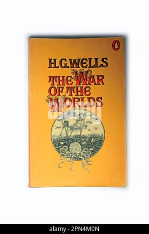 H G Wells - la guerra dei Mondi. Libro cartaceo dei pinguini Foto Stock