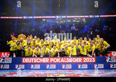 Jubilation Team RNL con la DHB Cup, team, final, SC Magdeburg (MD) - Rhein-Neckar Loewen (RNL), il 16th aprile 2023 Handball DHB Cup Final Four 2023, dal 15th al 16th aprile 2023 a Koeln/Germania. Foto Stock