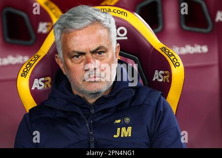 Roma, Italia. 16th Apr, 2023. Jose' Mourinho allenatore di Roma guarda durante il campionato italiano Serie Una partita di calcio tra AS Roma e Udinese Calcio il 16 aprile 2023 allo Stadio Olimpico di Roma - Foto Federico Proietti/DPPI Credit: DPPI Media/Alamy Live News Foto Stock