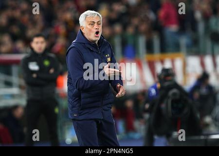 Roma, Italia. 16th Apr, 2023. Jose' Mourinho allenatore capo di Roma gesti durante il campionato italiano Serie Una partita di calcio tra AS Roma e Udinese Calcio il 16 aprile 2023 allo Stadio Olimpico di Roma - Foto Federico Proietti/DPPI Credit: DPPI Media/Alamy Live News Foto Stock