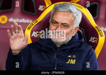 Roma, Italia. 16th Apr, 2023. Jose' Mourinho allenatore di Roma saluta durante il campionato italiano Serie Una partita di calcio tra AS Roma e Udinese Calcio il 16 aprile 2023 allo Stadio Olimpico di Roma - Foto Federico Proietti/DPPI Credit: DPPI Media/Alamy Live News Foto Stock