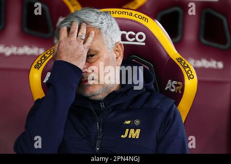 Roma, Italia. 16th Apr, 2023. Jose' Mourinho allenatore capo di Roma gesti durante il campionato italiano Serie Una partita di calcio tra AS Roma e Udinese Calcio il 16 aprile 2023 allo Stadio Olimpico di Roma - Foto Federico Proietti/DPPI Credit: DPPI Media/Alamy Live News Foto Stock