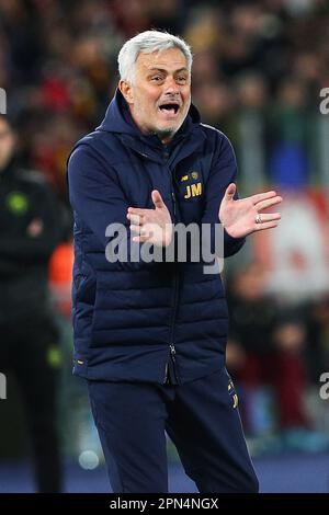 Roma, Italia. 16th Apr, 2023. Jose' Mourinho allenatore capo di Roma gesti durante il campionato italiano Serie Una partita di calcio tra AS Roma e Udinese Calcio il 16 aprile 2023 allo Stadio Olimpico di Roma - Foto Federico Proietti/DPPI Credit: DPPI Media/Alamy Live News Foto Stock