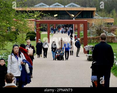 Persone e famiglie in visita RHS Garden Bridgewater, Occupation Rd, Worsley, Manchester M28 2LJ Foto Stock