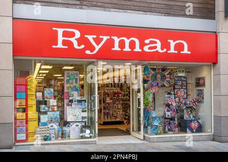 Ryman Stationery Shop front nel centro di Bracknell, Berkshire, Inghilterra, Regno Unito, aprile 2023, Con la merce King Charles III Coronation in mostra Foto Stock