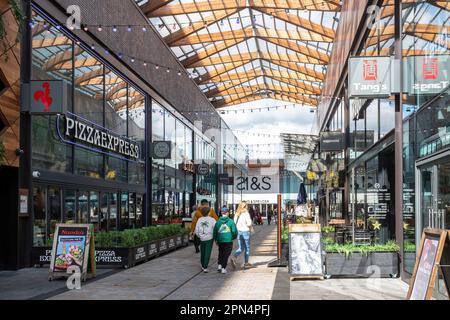 La gente passa accanto a ristoranti e negozi nel Lexicon Centre di Bracknell, Berkshire, Inghilterra, Regno Unito Foto Stock