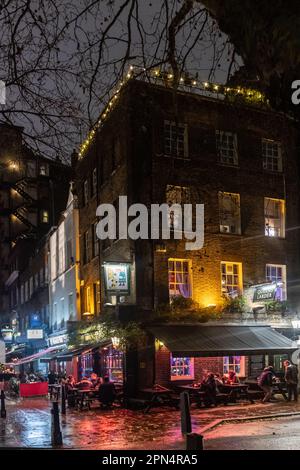 The Queen's Larder di notte, Queen Square, Bloomsbury, Londra, Regno Unito Foto Stock