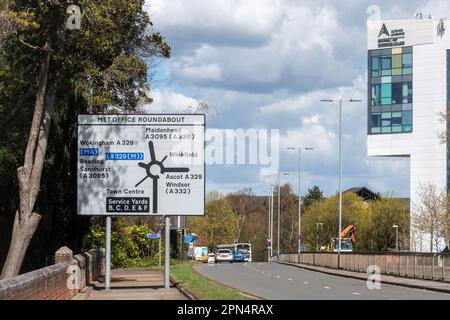 Vista sulla strada lungo la Church Road A3095 verso la rotonda Met Office e l'edificio del Bracknell & Wokingham College, Bracknell, Berkshire, Inghilterra, Regno Unito Foto Stock