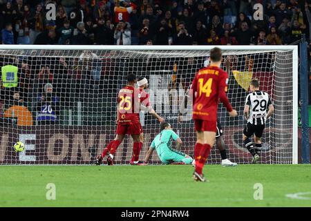 Roma, Italia. 16th Apr, 2023. Edoardo Bove di Roma segna 1-0 goal durante il campionato italiano Serie Una partita di calcio tra AS Roma e Udinese Calcio il 16 aprile 2023 allo Stadio Olimpico di Roma - Foto Federico Proietti/DPPI Credit: DPPI Media/Alamy Live News Foto Stock