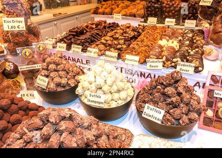 Fontana di cioccolato cascata nella finestra di visualizzazione a Rogier  Cioccolato Belga shop vicino alla Grand Place di Bruxelles. Il Belgio Foto  stock - Alamy