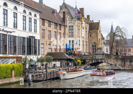 Battello turistico sul canale a De Dijver, Bruges (Brugge), Provincia delle Fiandre Occidentali, Regno del Belgio Foto Stock