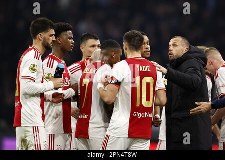 AMSTERDAM - (LR) Florian Grillitsch di Ajax, Jorel Hato di Ajax, Steven Berghuis di Ajax, Steven Bergwijn di Ajax, Dusan Tadic di Ajax, Jurrien Timber di Ajax, allenatore di Ajax John Heitinga durante la partita olandese di Eredivie tra Ajax Amsterdam e FC Emmen alla Johan Cruijff Arena il 16 aprile 2023 ad Amsterdam, Paesi Bassi. ANP MAURICE VAN PIETRA Foto Stock