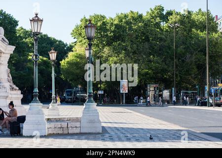 Lisbona, Portogallo - 16 aprile 2023: Vista di Piazza Restauradores all'estremità meridionale dell'Avenida da Liberdade a Lisbona, Portogallo Foto Stock