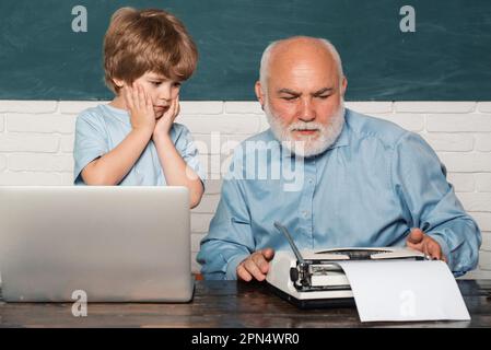 Allievo che si prepara per il test o l'esame. L'uomo insegna il bambino. Giovane allievo maschile serio che studia a scuola. Ritratto di un vecchio insegnante di fiducia. Apprendimento e. Foto Stock