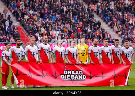 16-04-2023: Sport: Utrecht contro Twente UTRECHT, PAESI BASSI - APRILE 16: Giocatori del FC Utrecht con banner durante la partita Eredivie FC Utrecht e FC Foto Stock