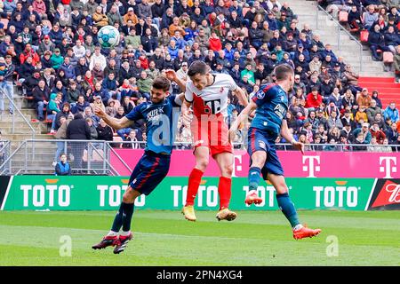 16-04-2023: Sport: Utrecht contro Twente UTRECHT, PAESI BASSI - APRILE 16: Robin Propper (FC Twente) e Anastasios Douvikas (FC Utrecht) durante la partita Foto Stock