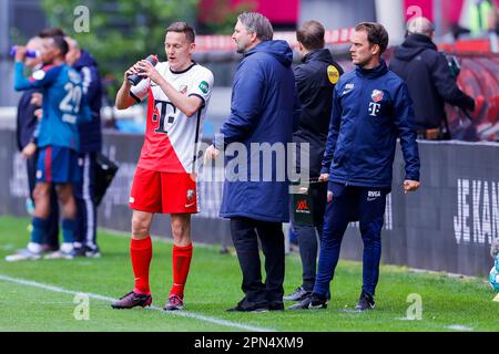 16-04-2023: Sport: Utrecht contro Twente UTRECHT, PAESI BASSI - APRILE 16: Jens Toornstra (FC Utrecht) e allenatore capo Michael Silberbauer (FC Utrecht) duri Foto Stock