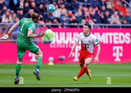 16-04-2023: Sport: Utrecht contro Twente UTRECHT, PAESI BASSI - APRILE 16: Lars Unnerstall (FC Twente) e Anastasios Douvikas (FC Utrecht) durante il matc Foto Stock