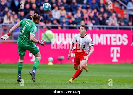 16-04-2023: Sport: Utrecht contro Twente UTRECHT, PAESI BASSI - APRILE 16: Lars Unnerstall (FC Twente) e Anastasios Douvikas (FC Utrecht) durante il matc Foto Stock