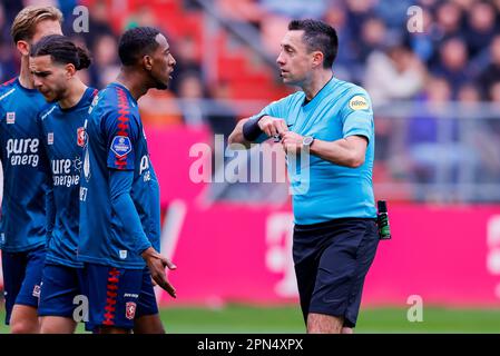 16-04-2023: Sport: Utrecht contro Twente UTRECHT, PAESI BASSI - APRILE 16: Joshua Brenet (FC Twente) e l'arbitro Dennis Higler durante la partita Eredivie Foto Stock