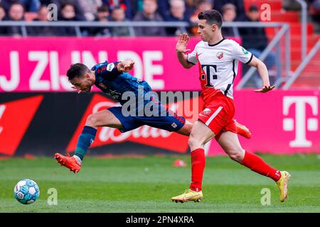 16-04-2023: Sport: Utrecht contro Twente UTRECHT, PAESI BASSI - APRILE 16: Julio Pleguezuelo (FC Twente) e Anastasios Douvikas (FC Utrecht) durante il ma Foto Stock