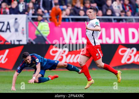 16-04-2023: Sport: Utrecht contro Twente UTRECHT, PAESI BASSI - APRILE 16: Julio Pleguezuelo (FC Twente) e Anastasios Douvikas (FC Utrecht) durante il ma Foto Stock