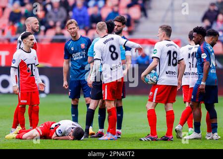 16-04-2023: Sport: Utrecht contro Twente UTRECHT, PAESI BASSI - APRILE 16: Anastasios Douvikas (FC Utrecht) ferito durante la partita Eredivie FC Utrecht Foto Stock