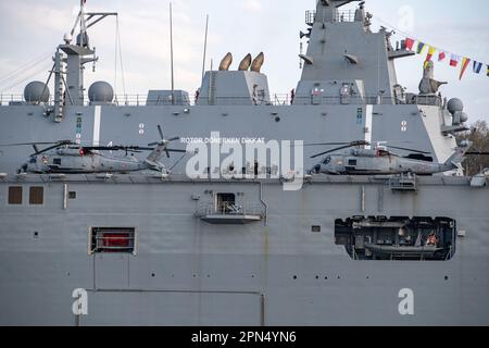 Istanbul, Turchia. 16th Apr, 2023. Gli elicotteri sono stati visti sul ponte della nave da guerra più grande della Turchia TCG Anadolu. La prima nave aerea non presidiata al mondo (SIHA) e la più grande nave da guerra della Turchia, la nave d'assalto anfibio multiuso TCG Anadolu getta ancora l'ancora al porto di Sarayburnu mentre si apre per una visita pubblica a Istanbul in Turchia. TCG Anadolu sarà aperto per la visita tra il 17 e il 23 aprile. Credit: SOPA Images Limited/Alamy Live News Foto Stock