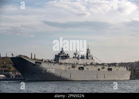 Istanbul, Turchia. 16th Apr, 2023. La più grande nave da guerra della Turchia, TCG Anadolu, è stata vista ormeggiata al porto di Sarayburnu. La prima nave aerea non presidiata al mondo (SIHA) e la più grande nave da guerra della Turchia, la nave d'assalto anfibio multiuso TCG Anadolu getta ancora l'ancora al porto di Sarayburnu mentre si apre per una visita pubblica a Istanbul in Turchia. TCG Anadolu sarà aperto per la visita tra il 17 e il 23 aprile. (Foto di Onur Dogman/SOPA Images/Sipa USA) Credit: Sipa USA/Alamy Live News Foto Stock