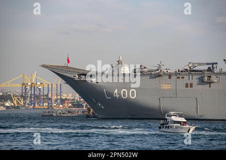 Istanbul, Turchia. 16th Apr, 2023. La più grande nave da guerra della Turchia, TCG Anadolu, è stata vista ormeggiata al porto di Sarayburnu. La prima nave aerea non presidiata al mondo (SIHA) e la più grande nave da guerra della Turchia, la nave d'assalto anfibio multiuso TCG Anadolu getta ancora l'ancora al porto di Sarayburnu mentre si apre per una visita pubblica a Istanbul in Turchia. TCG Anadolu sarà aperto per la visita tra il 17 e il 23 aprile. (Foto di Onur Dogman/SOPA Images/Sipa USA) Credit: Sipa USA/Alamy Live News Foto Stock