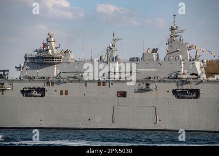Istanbul, Turchia. 16th Apr, 2023. Gli elicotteri sono stati visti sul ponte della nave da guerra più grande della Turchia TCG Anadolu. La prima nave aerea non presidiata al mondo (SIHA) e la più grande nave da guerra della Turchia, la nave d'assalto anfibio multiuso TCG Anadolu getta ancora l'ancora al porto di Sarayburnu mentre si apre per una visita pubblica a Istanbul in Turchia. TCG Anadolu sarà aperto per la visita tra il 17 e il 23 aprile. (Foto di Onur Dogman/SOPA Images/Sipa USA) Credit: Sipa USA/Alamy Live News Foto Stock