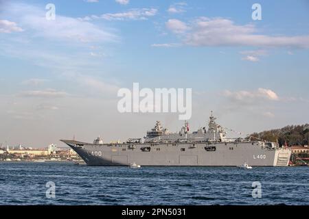 Istanbul, Turchia. 16th Apr, 2023. La più grande nave da guerra della Turchia, TCG Anadolu, è stata vista ormeggiata al porto di Sarayburnu. La prima nave aerea non presidiata al mondo (SIHA) e la più grande nave da guerra della Turchia, la nave d'assalto anfibio multiuso TCG Anadolu getta ancora l'ancora al porto di Sarayburnu mentre si apre per una visita pubblica a Istanbul in Turchia. TCG Anadolu sarà aperto per la visita tra il 17 e il 23 aprile. (Foto di Onur Dogman/SOPA Images/Sipa USA) Credit: Sipa USA/Alamy Live News Foto Stock